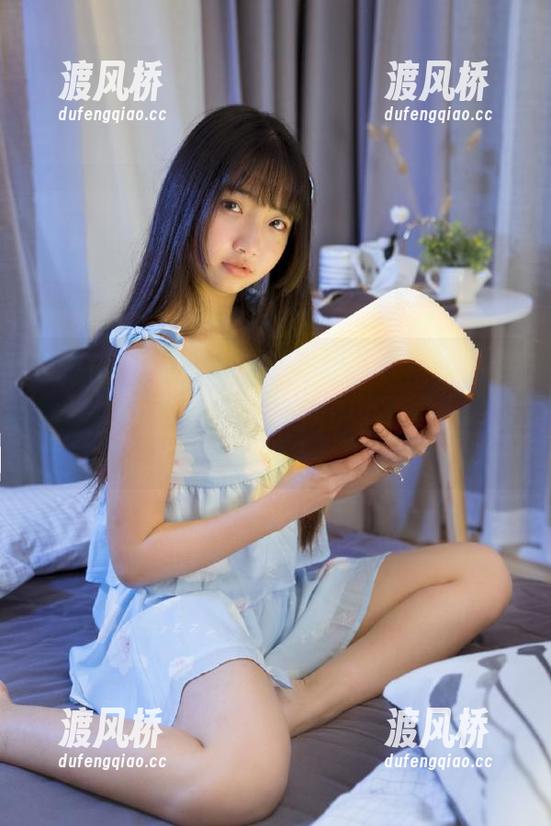 一登录17吃瓜网，我的审美就瞬间崩塌了，心想，这瓜也是没人能吃的吗？
