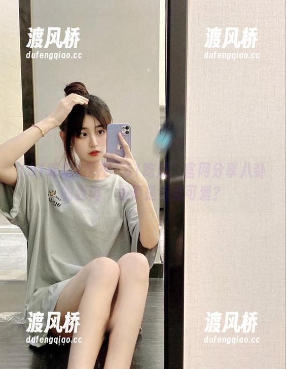 我在“51吃瓜”官网分享八卦的姿势，是不是有点可爱？