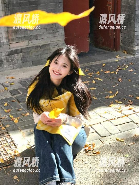 更新：51朝阳群众提醒，“吃瓜”的同时记得别把西瓜汁弄到袖子上…
