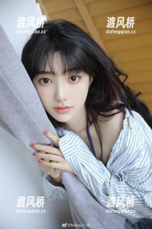 吾爱吃瓜 路边的景色真迷人,观看“吾爱吃瓜91”让我舍不得回家,只想继续走下去。