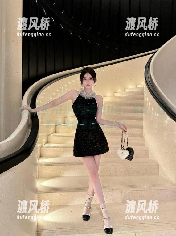 在线目击黑料社区：哈哈，这咋感觉像看独角戏呢！